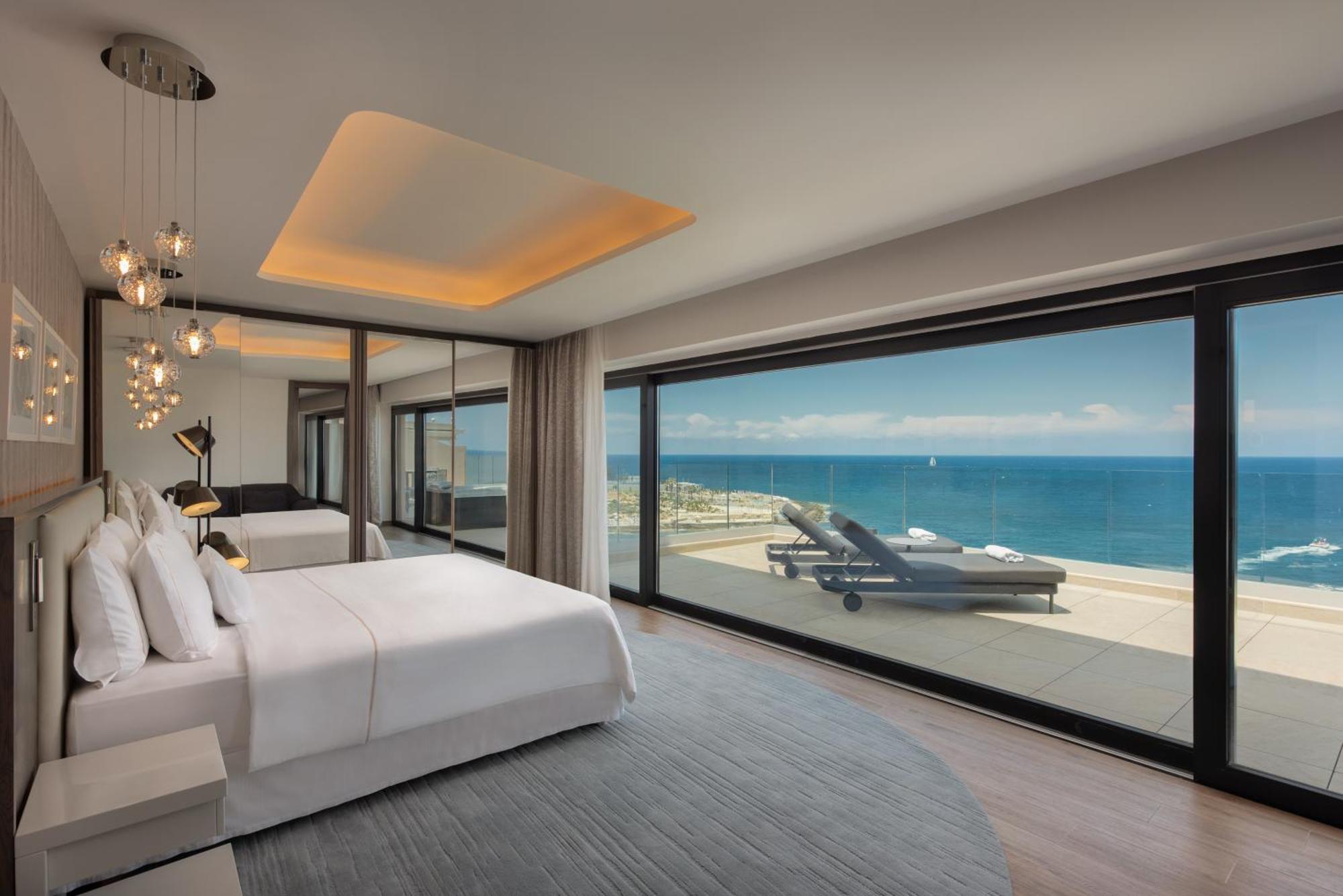 The Westin Dragonara Resort, Malta San Giuliano Esterno foto A bedroom at the West Hollywood hotel