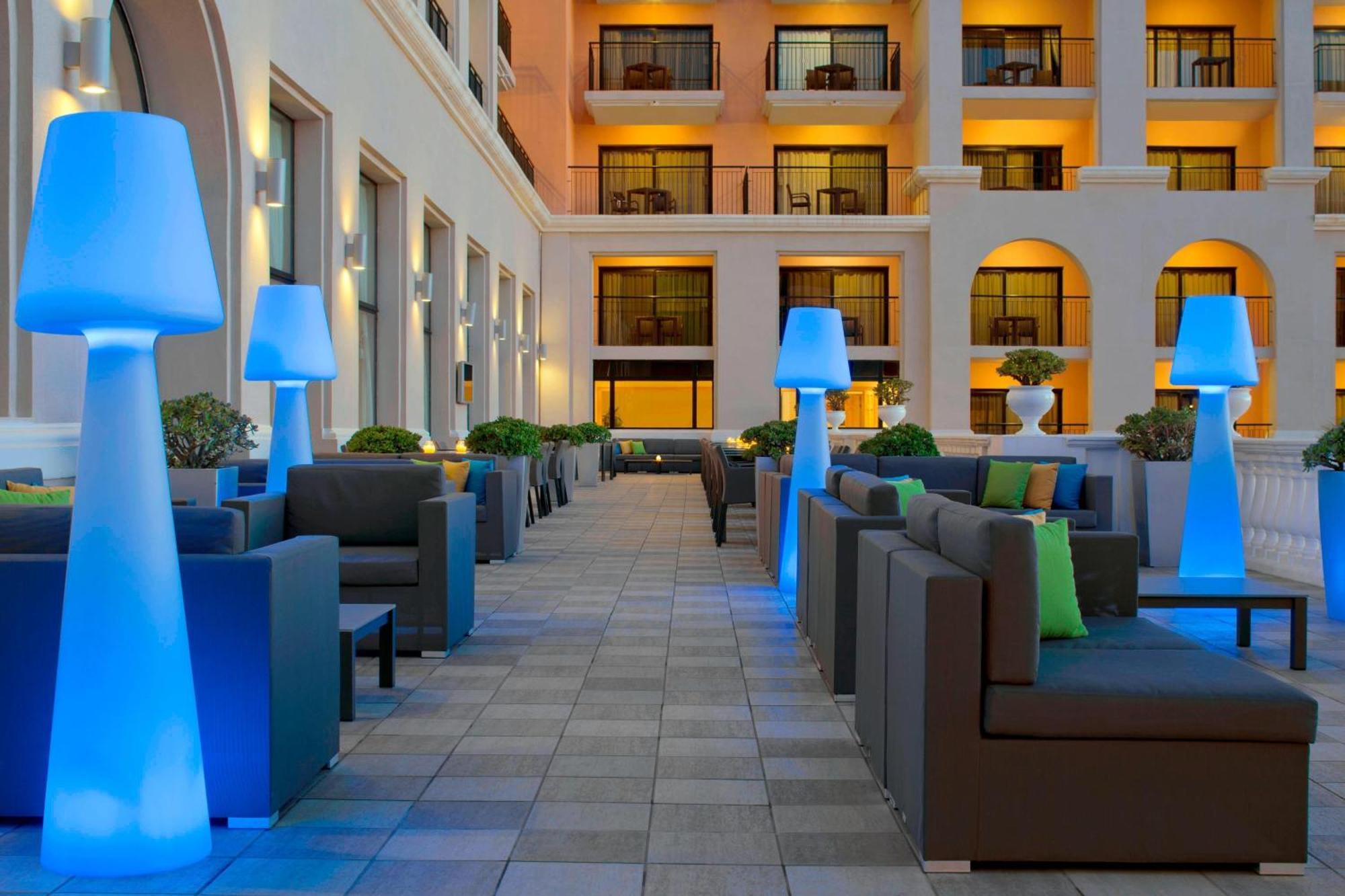 The Westin Dragonara Resort, Malta San Giuliano Esterno foto The hotel's courtyard