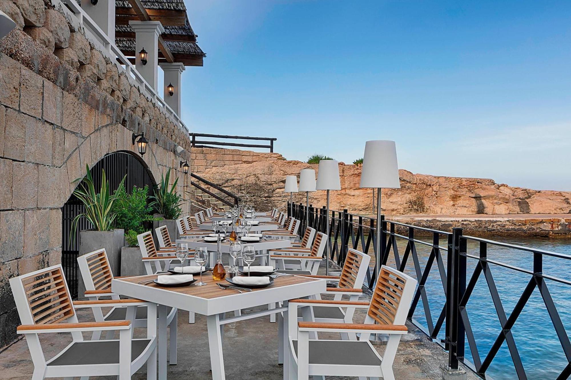 The Westin Dragonara Resort, Malta San Giuliano Esterno foto The restaurant at the Fort