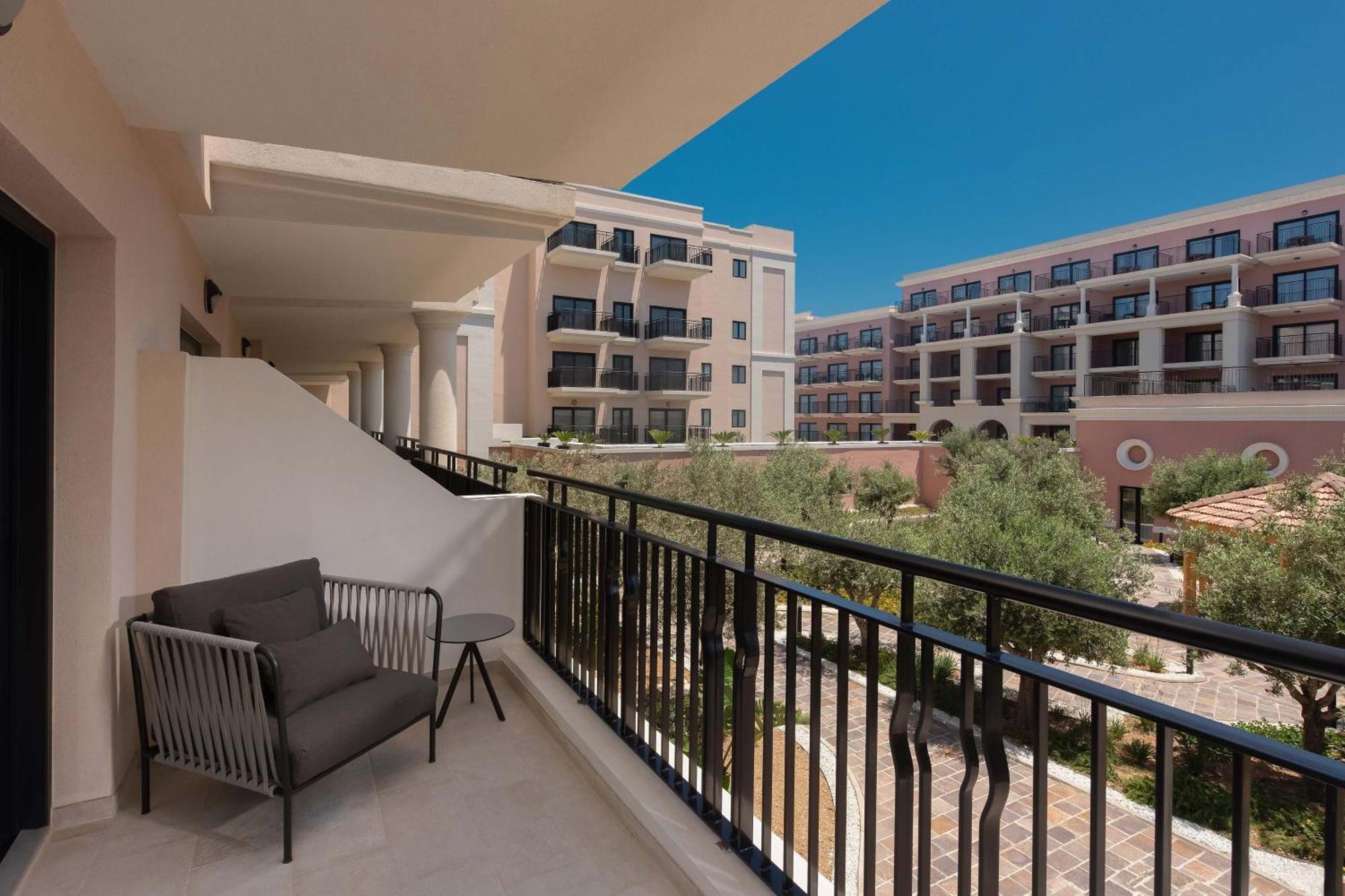 The Westin Dragonara Resort, Malta San Giuliano Esterno foto A typical balcony at the Westin La Paloma