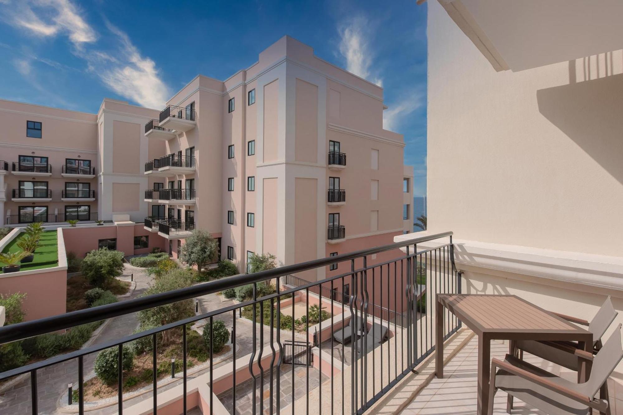 The Westin Dragonara Resort, Malta San Giuliano Esterno foto 3D rendering of a balcony