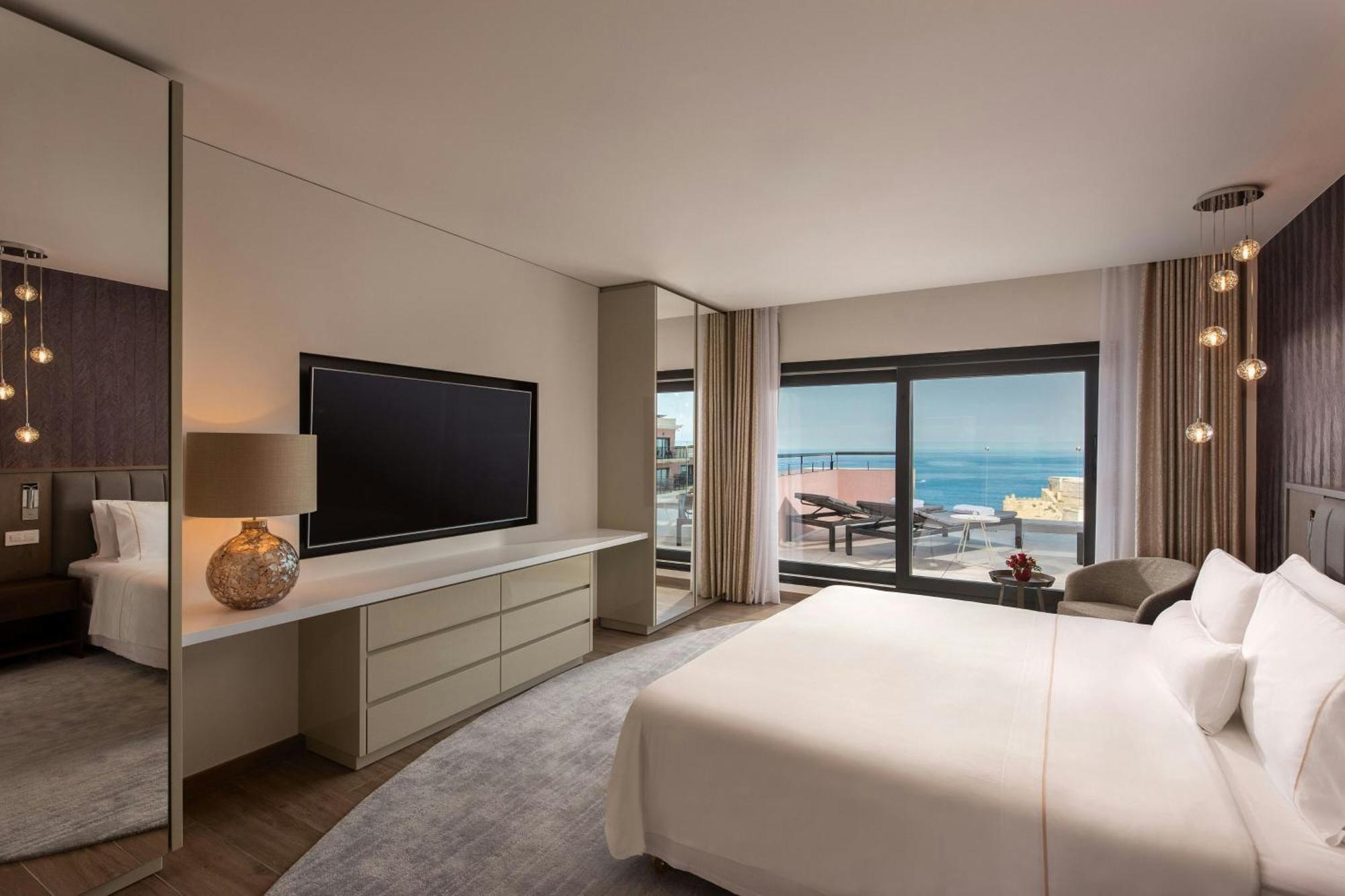 The Westin Dragonara Resort, Malta San Giuliano Esterno foto A bedroom at the hotel