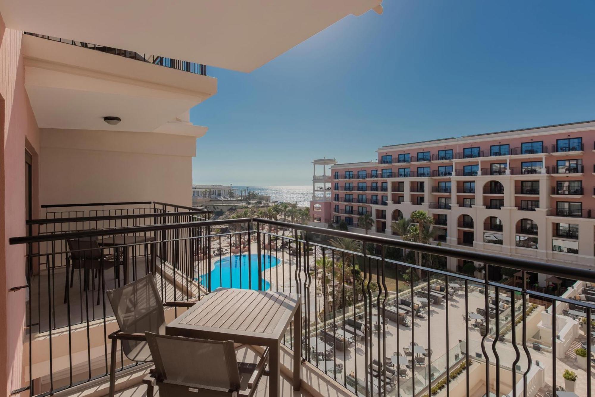 The Westin Dragonara Resort, Malta San Giuliano Esterno foto Balcony of a hotel room